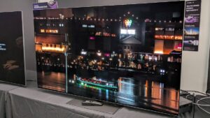 我在去年的 G4 旁边看到了 LG 的 G5 旗舰 OLED 电视，我兴奋的亮度提升非常真实