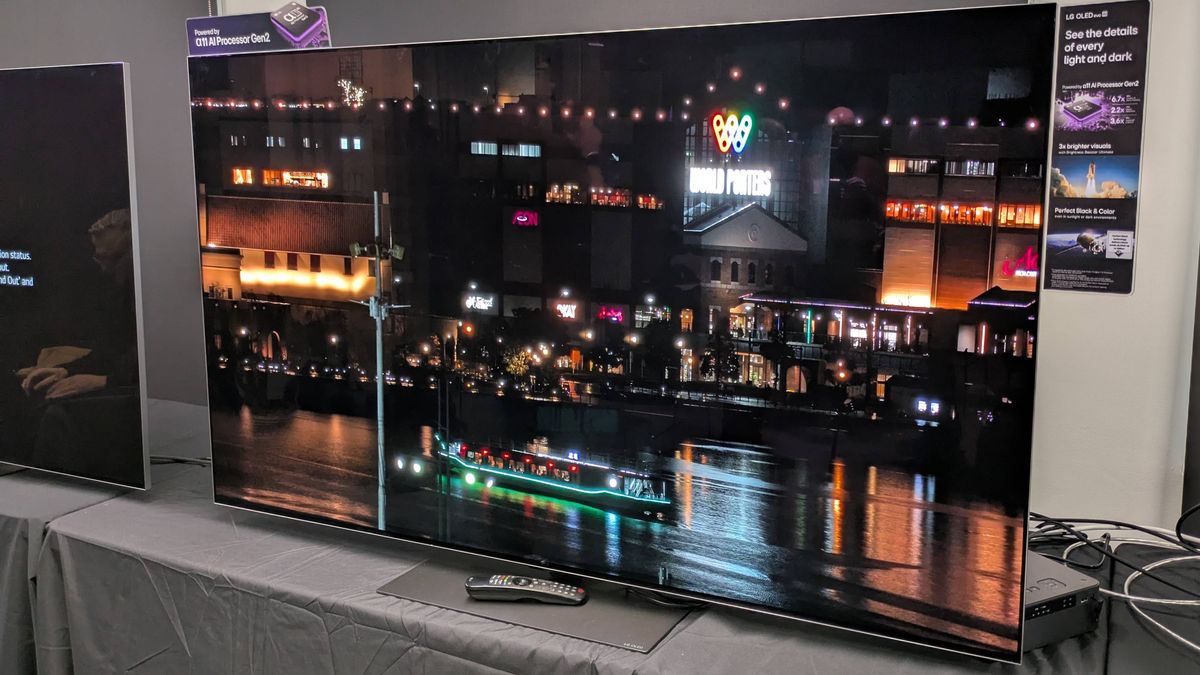 我在去年的 G4 旁边看到了 LG 的 G5 旗舰 OLED 电视，我兴奋的亮度提升非常真实