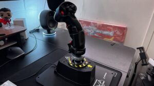 Thrustmaster AVA F/A-18 Super Hornet 是一款出色的飞行杆，它将我的设置提升到了新的高度