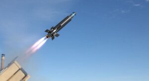 美国海军将部署在驱逐舰上的 Coyote 和 Roadrunner 拦截器视为解决胡塞无人机的解决方案