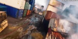 无人机镜头显示伊朗阿巴斯港爆炸造成的破坏