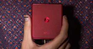 向新的 Moto Razr 折叠手机、闪闪发光的耳机和手表复兴打个招呼