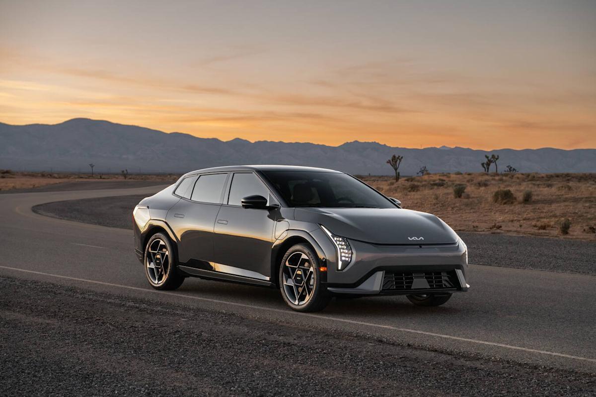 起亚 EV4 在 2025 年纽约车展上首次在美国亮相