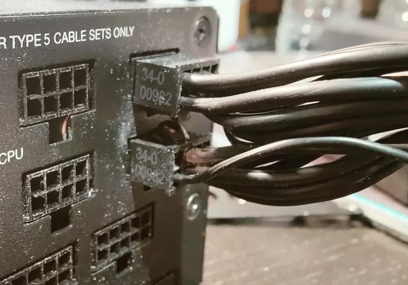 Nvidia Rtx 5090 显卡电源线两端熔化，PSU 侧凸起