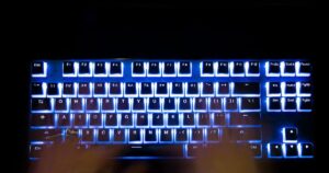 意外和旧模式：2025 年联邦竞选活动中的 AI 和错误信息