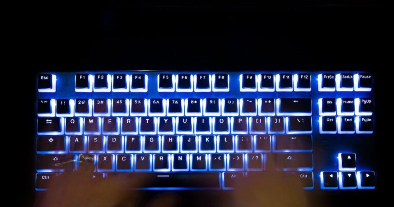 意外和旧模式：2025 年联邦竞选活动中的 AI 和错误信息
