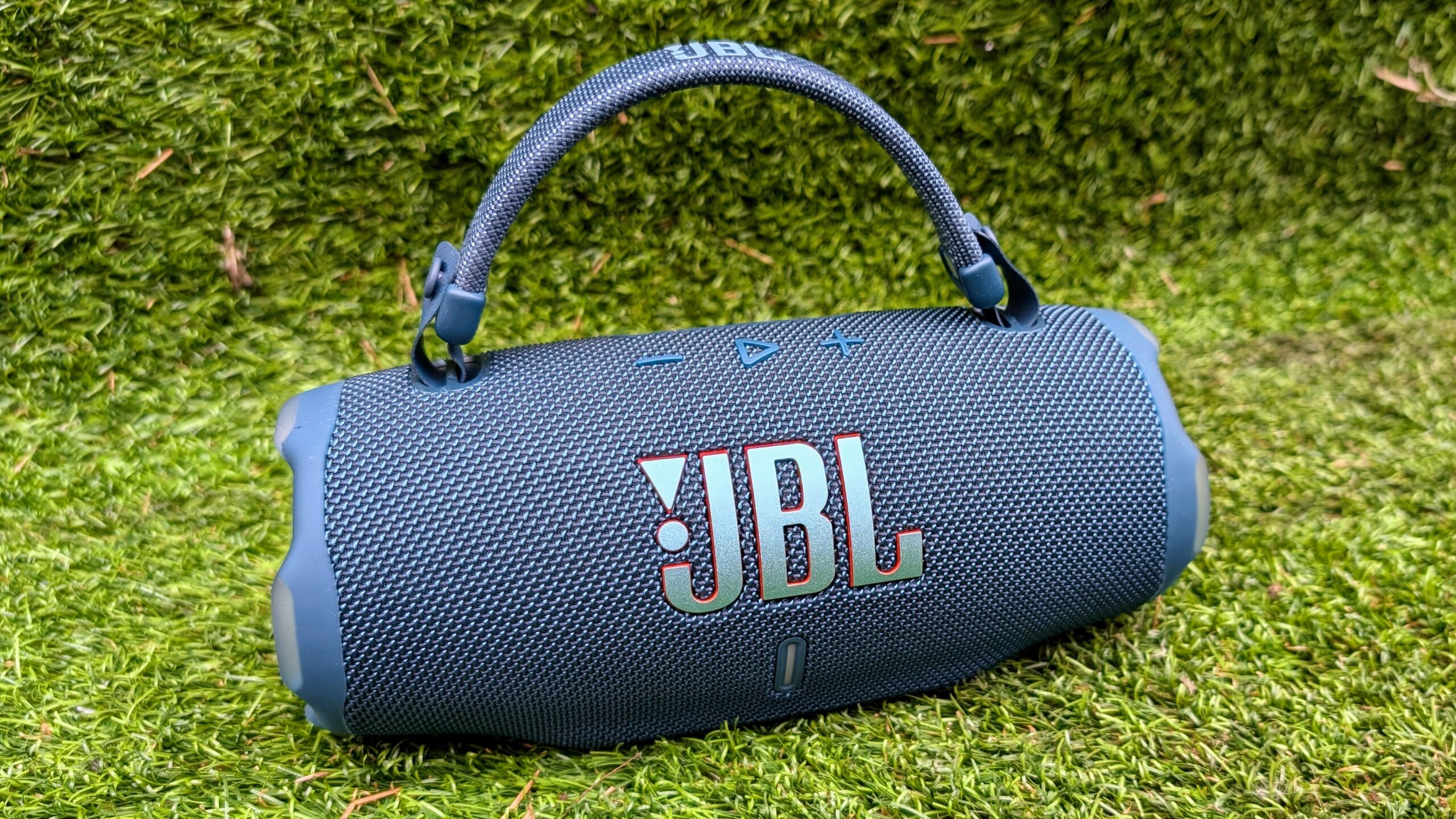 我已经测试了 JBL 的新 Charge 6，它可能是 2025 年最好的坚固扬声器