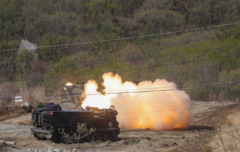 美国和韩国使用火箭发射器进行实弹射击，以提高朝鲜半岛的战备状态