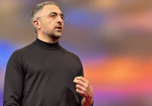 员工在 50 周年演讲中称 Microsoft AI 老板为“战争奸商”