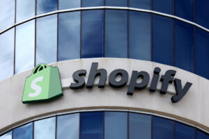 Shopify CEO 的新招聘规则：“想要更多的人力？证明 AI 不能先做”