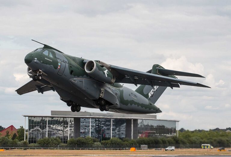 巴西航空工业公司和南非 Denel 将扩大 KC-390 军用运输机在非洲的业务