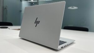 惠普的新 EliteBook 是办公室里的野兽（通勤时轻而易举）