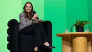新西兰前总理杰辛达·阿德恩 （Jacinda Ardern） 表示，我们应该重新构建我们对人工智能的看法