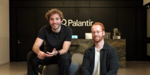 认识两位 20 多岁的 Palantir 医疗保健 AI 业务负责人