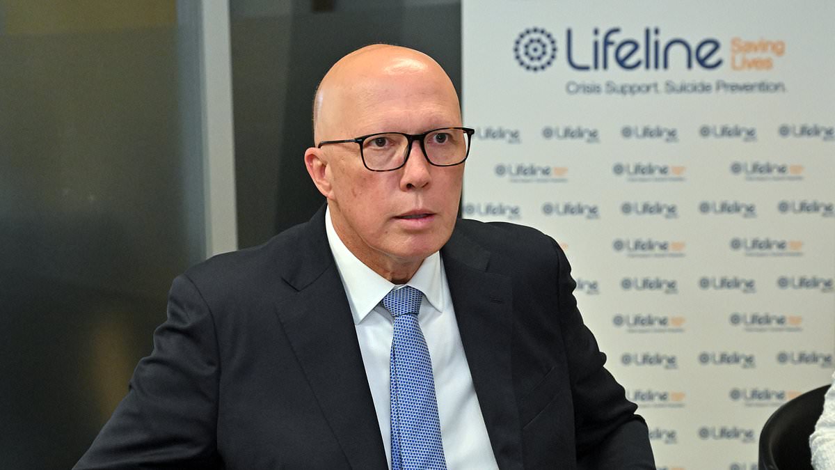 对彼得·达顿 （Peter Dutton） 的恐怖袭击被戏剧性地挫败，一名私立学校男生被指控计划在无人机上安装自制炸药