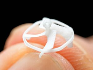 加州大学伯克利分校推出世界上最小的由磁场驱动的无电池无人机