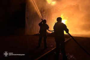 俄罗斯在乌克兰各地发动致命的无人机轰炸，造成 9 人死亡，数十人受伤