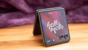 泄露的 Razr Plus 2025 规格可能已经揭示了摩托罗拉下一款翻盖可折叠设备的一切