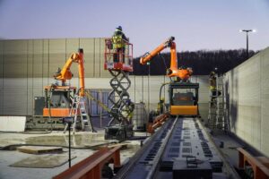 AI 驱动的 20 英尺机器人为建筑工人工作