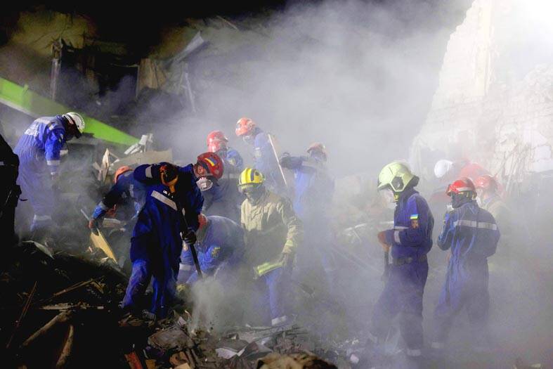 俄罗斯导弹和无人机对基辅的袭击造成 9 人死亡