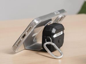 非常聪明的 AirPods 保护壳还可以兼作 iPhone 的支架