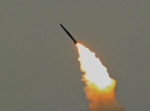 70 枚敌方导弹中有 48 枚和 64 架无人机中有 145 架在乌克兰上空被击落：F-16 和幻影参与了击退俄罗斯的攻击