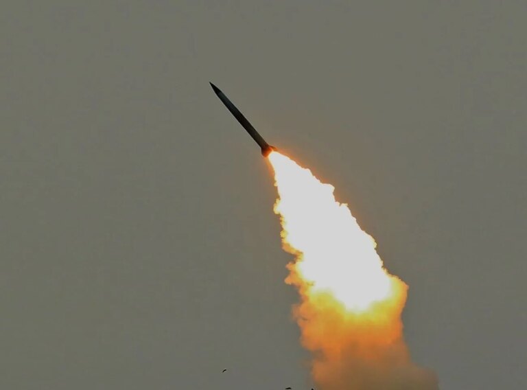 70 枚敌方导弹中有 48 枚和 64 架无人机中有 145 架在乌克兰上空被击落：F-16 和幻影参与了击退俄罗斯的攻击
