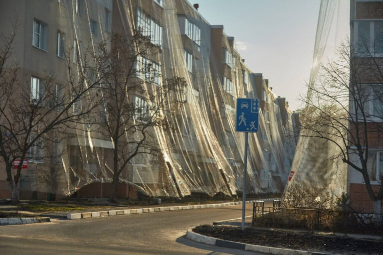 防无人机网披着别尔哥罗德的外衣 – 乌克兰人 Snark：“非常适合保护窗户免受鸽子的伤害”