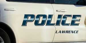 无人机、K-9 用于搜索最后一次出现在劳伦斯学校附近的通缉犯