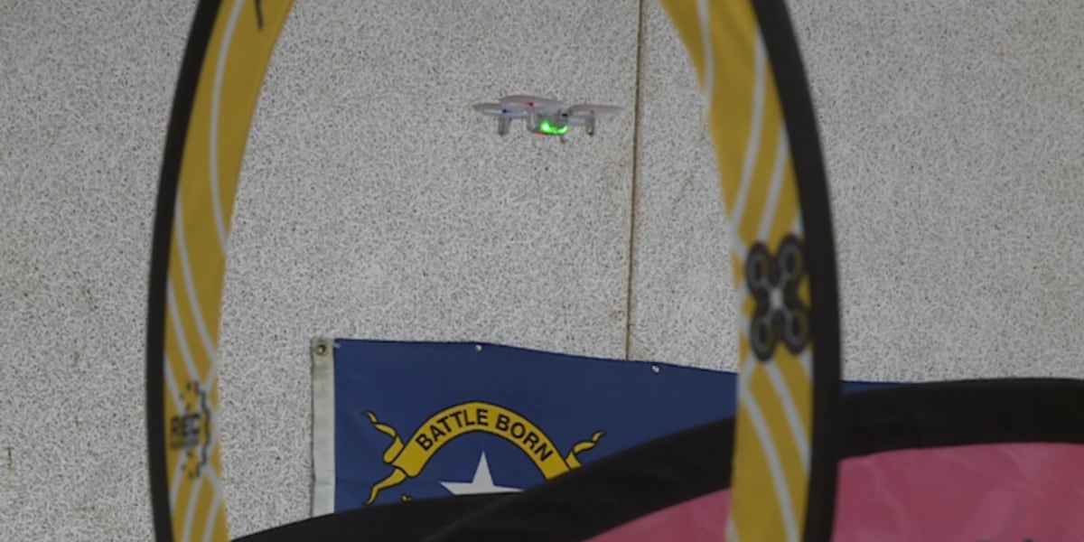 学生在无人机比赛中翱翔