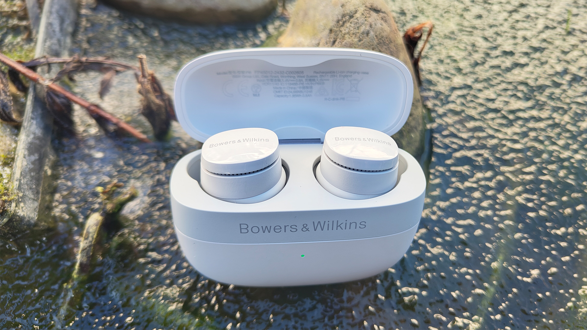 一对来自Bowers & Wilkins的震耳欲聋的无线耳塞创下了新的历史新低