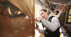 总督削减开支使 AmeriCorps 志愿者停止救灾工作
