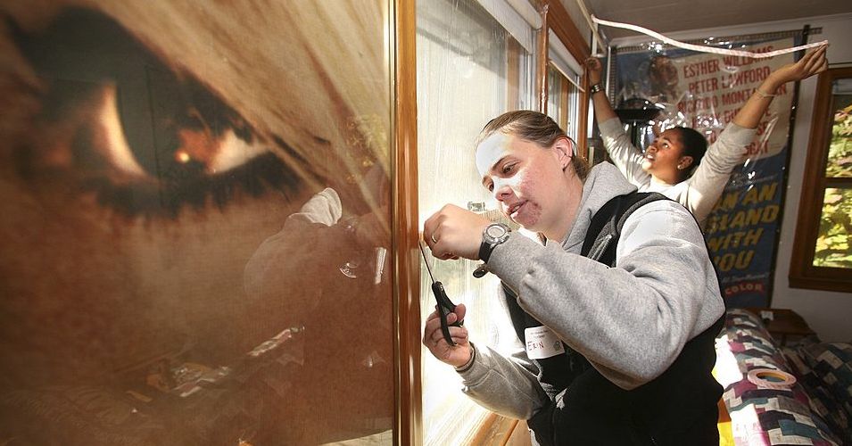 总督削减开支使 AmeriCorps 志愿者停止救灾工作