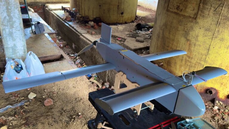 具有 AI 功能的胶合板无人机：特种作战部队使用德国 Helsing 攻击无人机