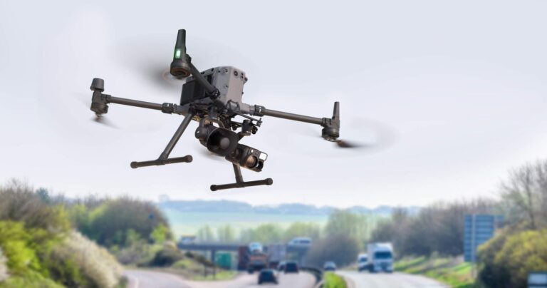 DJI 的新款无人机扬声器让警察从天上对你大喊大叫