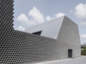 创新的波兰办公室在10,000平方英尺的工作空间中结合了工业实用性和趣味设计