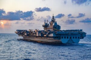 印度部署其最现代化的航空母舰INS Vikrant面对巴基斯坦在核大国之间的对峙中