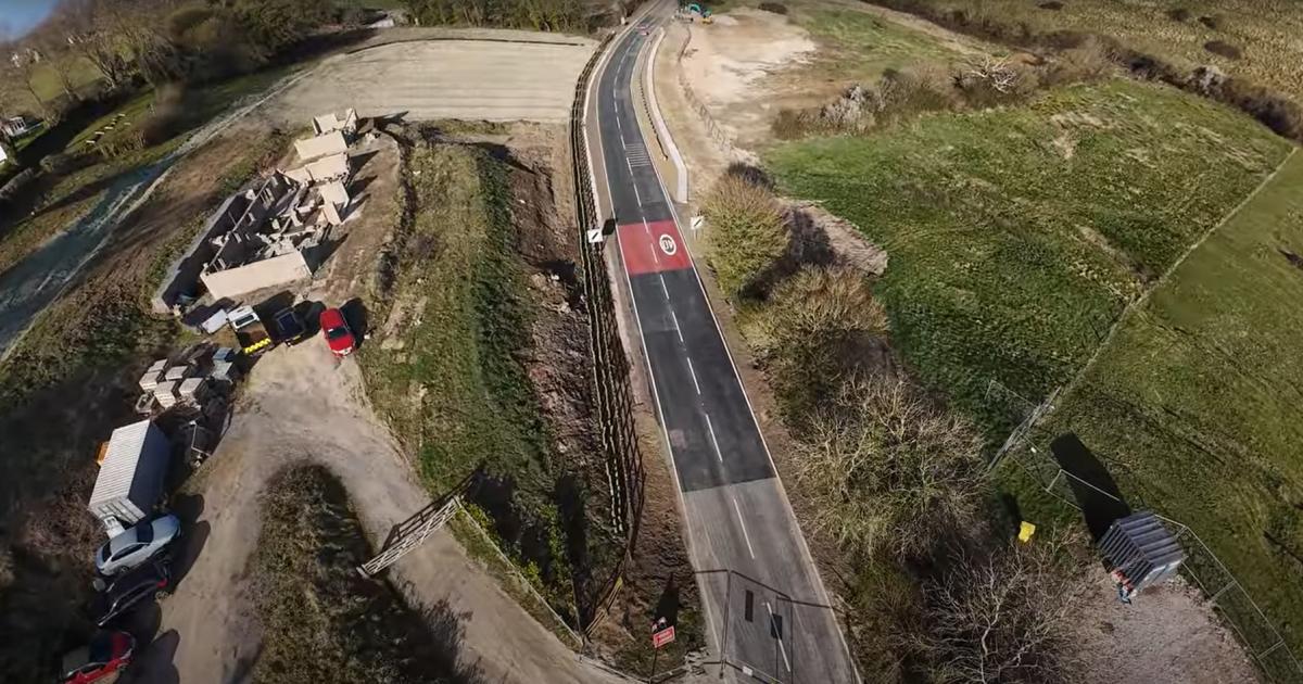 无人机镜头显示主要道路在山体滑坡中被毁