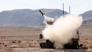 美国布拉德利 AFV 在突击测试中发射了 Raytheon Coyote 无人机