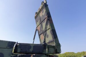 海军陆战队员部署新型 360 度雷达已过半