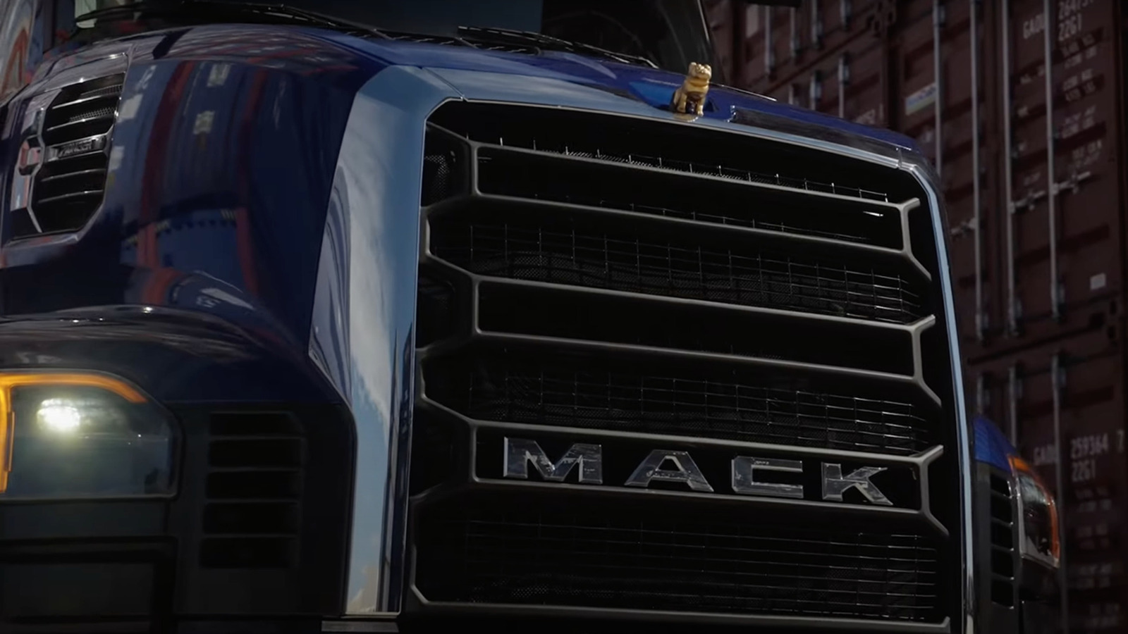 Mack 的新 Pioneer 卡车有一个空气动力学的 Bulldog 引擎盖装饰