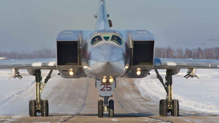 乌克兰摧毁另一架俄罗斯 Tu-22M3 轰炸机