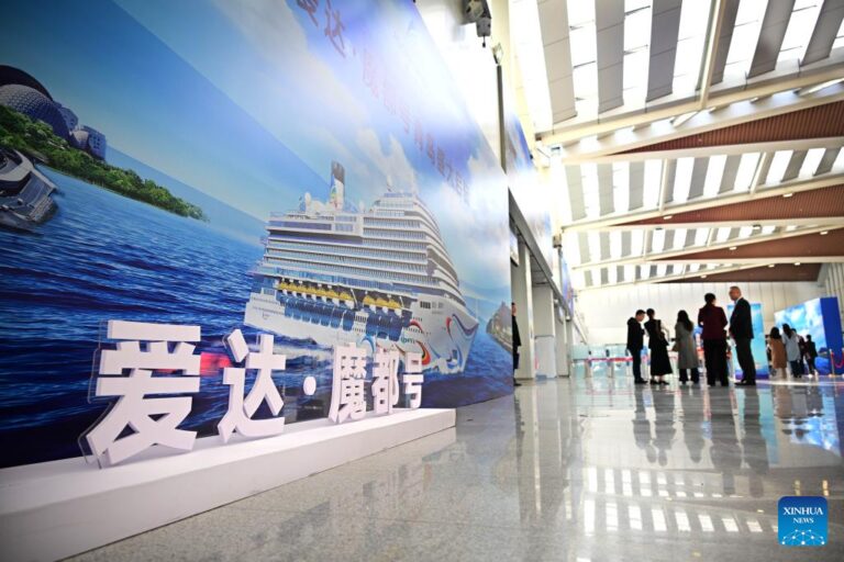 中国首艘国产大型邮轮在青岛首航