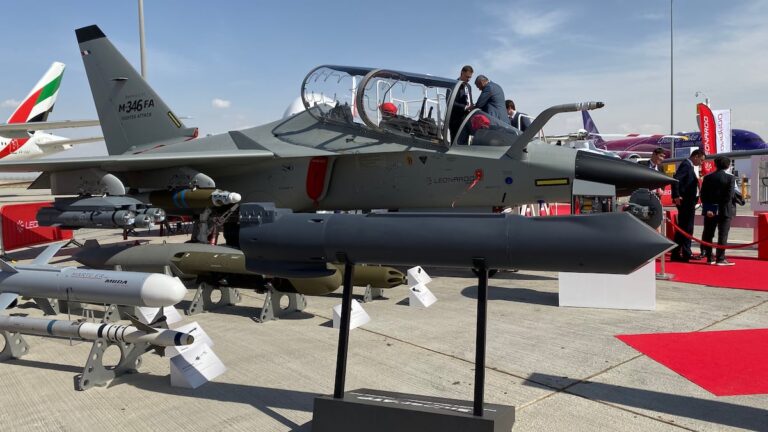 莱昂纳多在 M-346 教练机设计中驳斥俄罗斯骨头