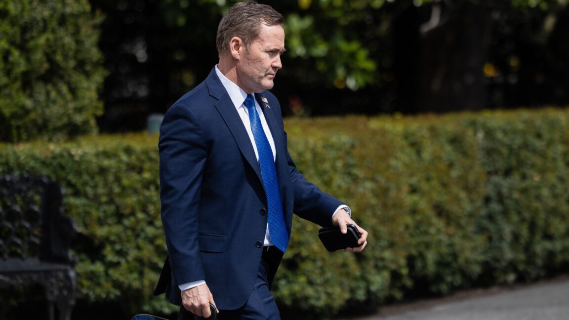 白宫弄清楚了它是如何将秘密爆炸计划发短信给记者的