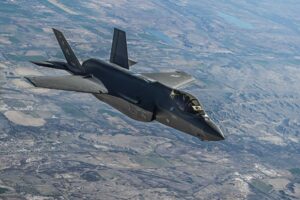独家：洛克希德·马丁公司准备将下一代战斗机 NGAD 技术集成到 F-35 和 F-22 中