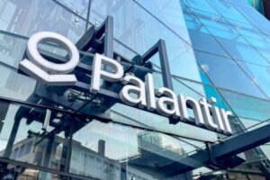 Cathie Wood 看到 Palantir 主导企业 AI，想知道 Microsoft 将如何管理“大规模中断”——Excel 最终会消亡吗？