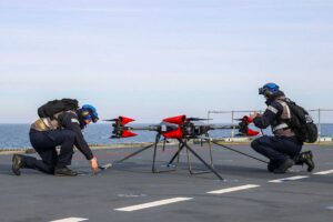英国皇家海军在航空母舰上搭载无人机，为关键任务腾出直升机