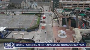 在老虎队的主场揭幕战期间，无人机飞入 Comerica 公园后，嫌疑人被捕