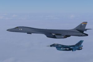 美国 B-1B 枪骑兵轰炸机在日本占据阵地以加强对中国的威慑
